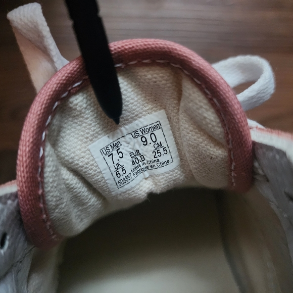 VANS - Picture 3 of 7